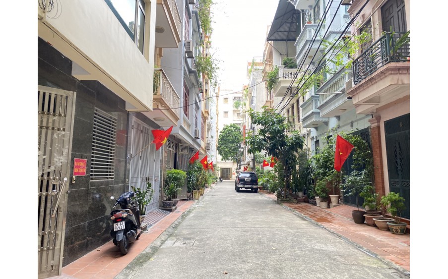 Bán gấp nhà phân lô Hoàng Quốc Việt, 98m, 3 Tầng, ô tô vào nhà, 13.5 Tỷ.